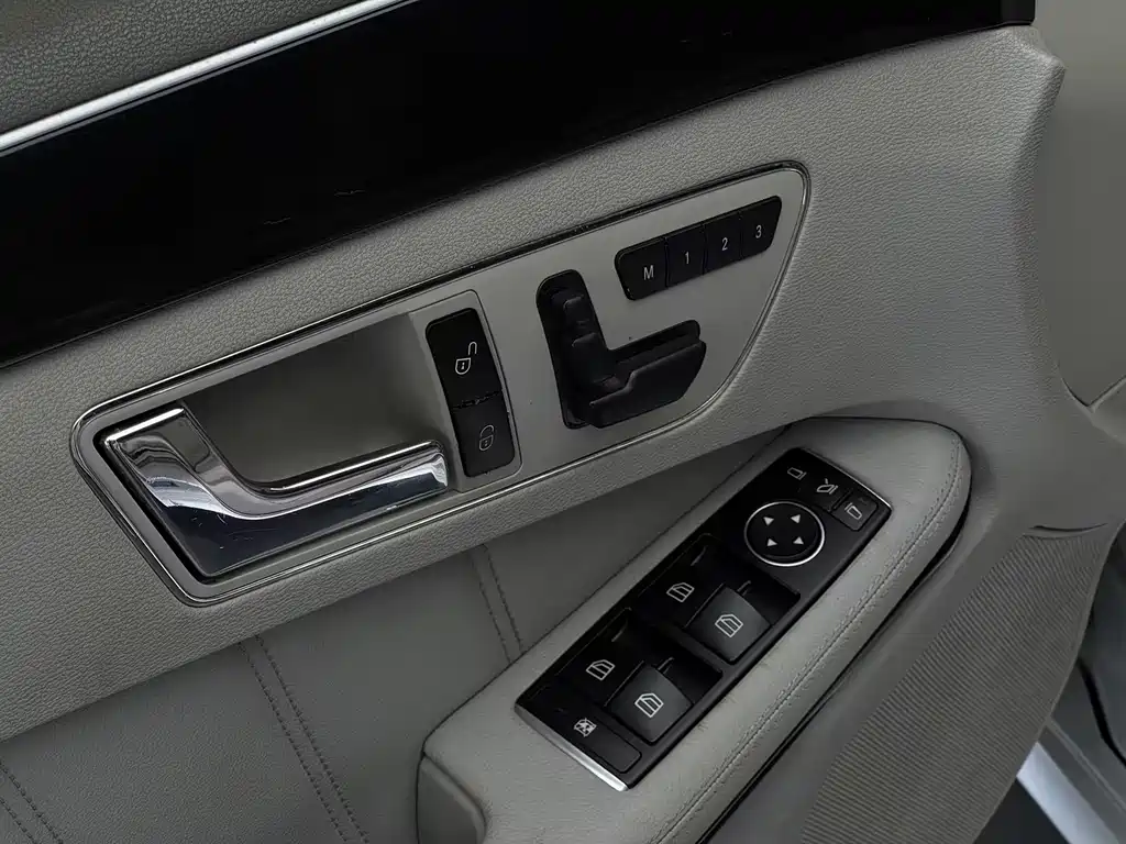 Mercedes-Benz E-Class 2010 — фото 25