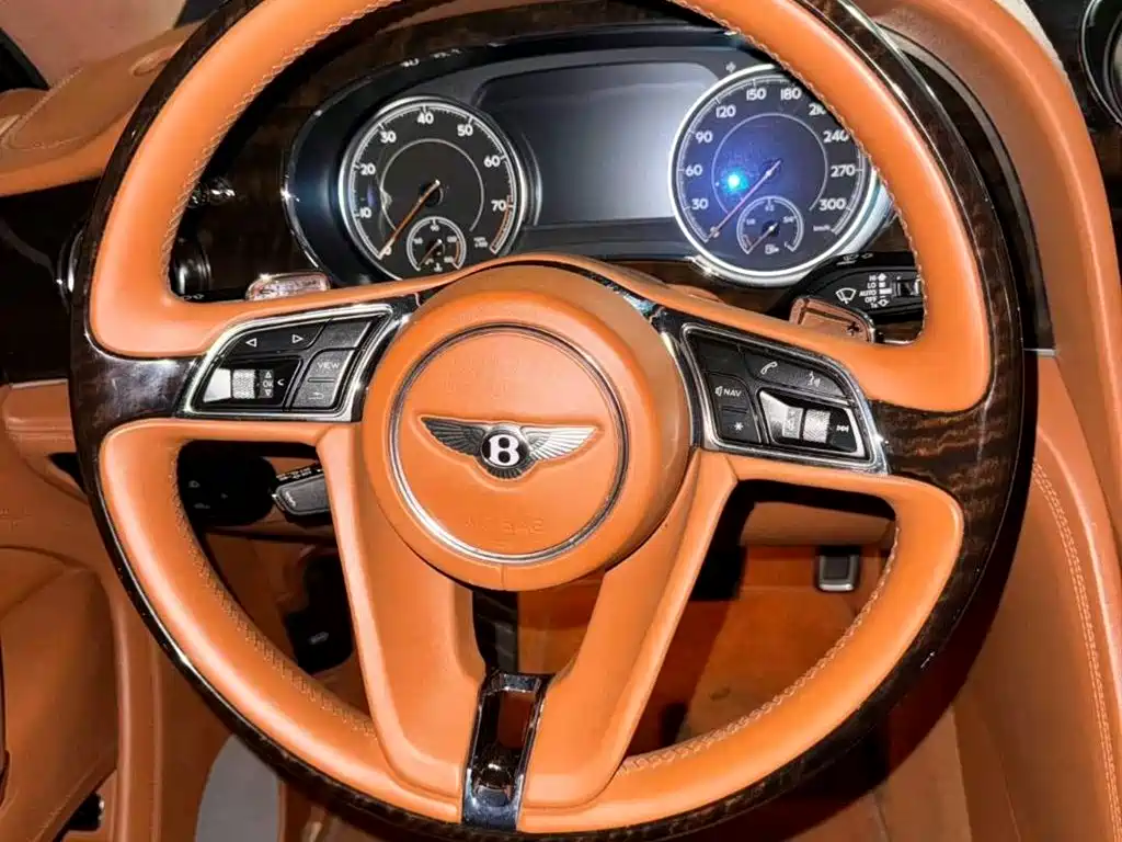 Bentley Bentayga 2020 — фото 6