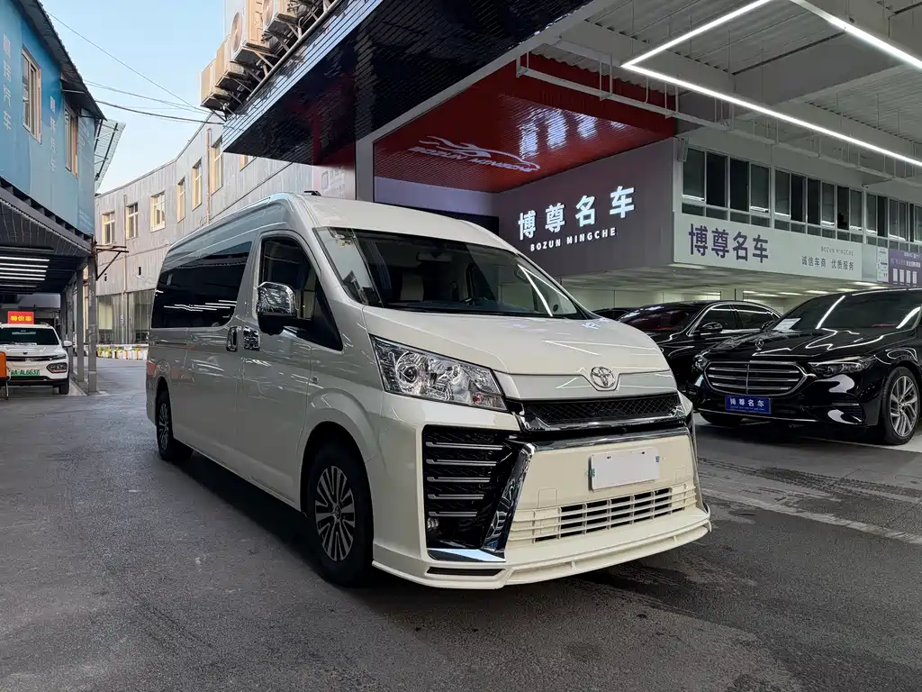 Toyota Hiace 2023 — фото 3