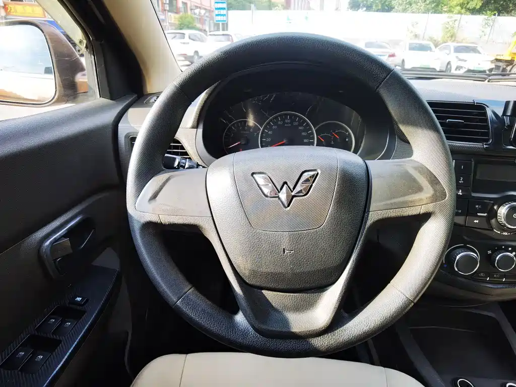 Wuling Hongguang 2015 — фото 13