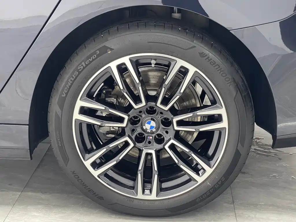 BMW 5 Series 2025 — фото 19