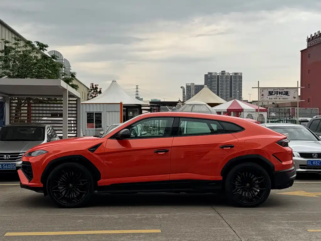 Lamborghini Urus SE 2026 — фото 3