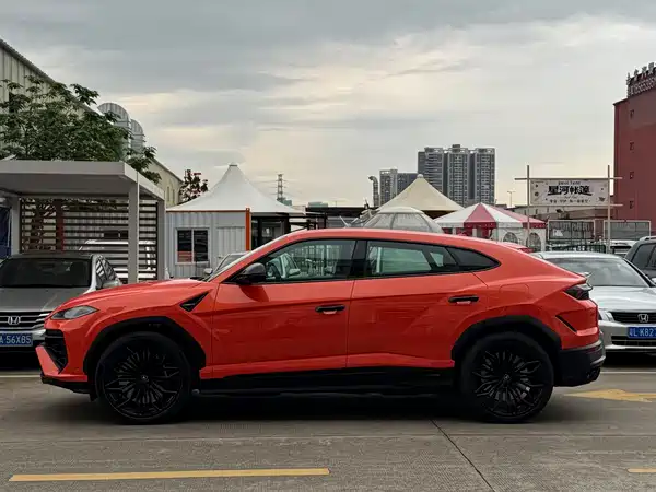 Lamborghini Urus SE 2025
