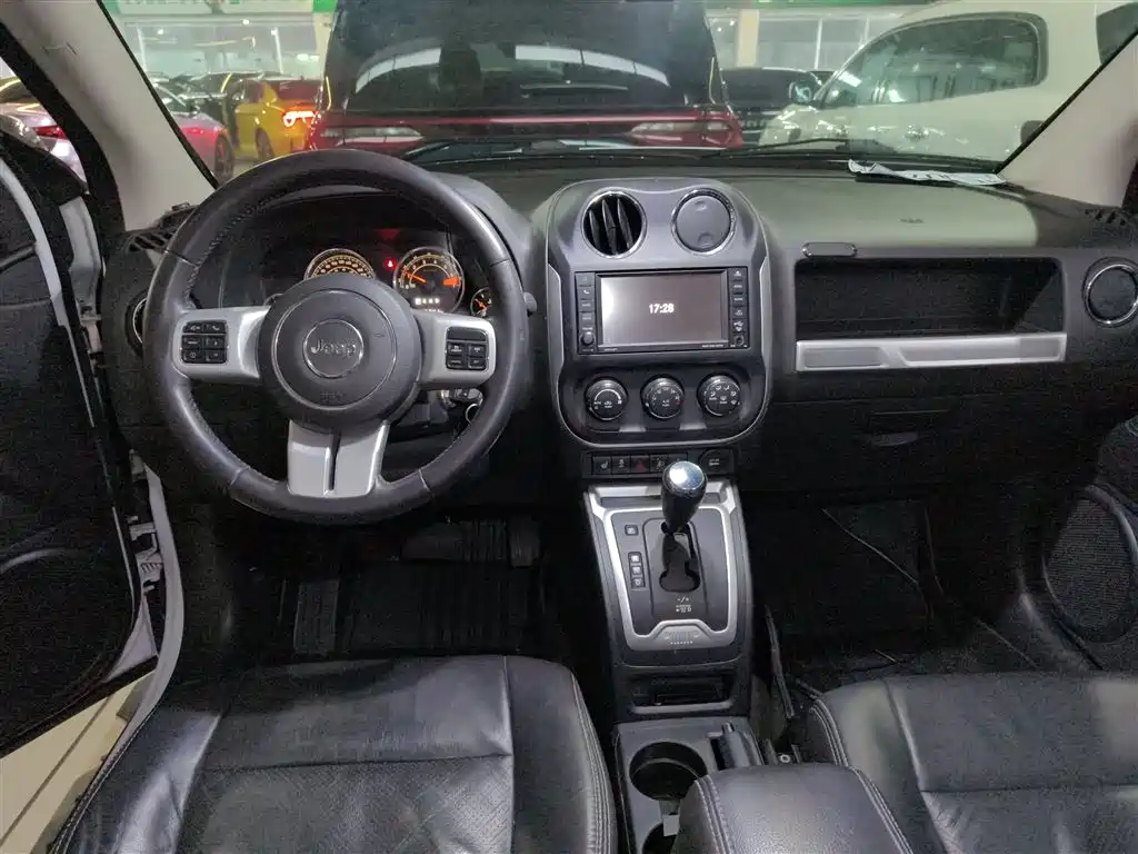 Jeep Compass 2015 — фото 10
