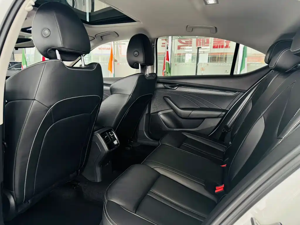 Skoda Octavia 2023 — фото 11
