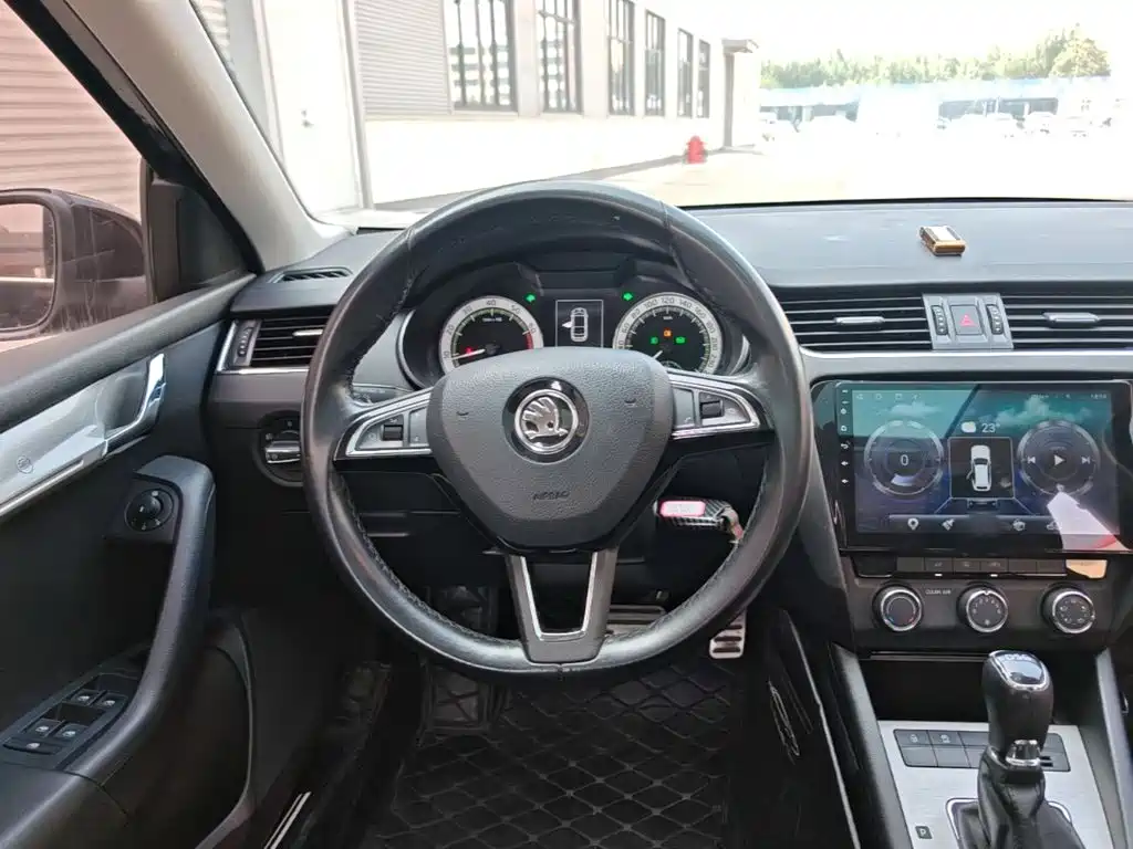 Skoda Octavia 2018 — фото 11