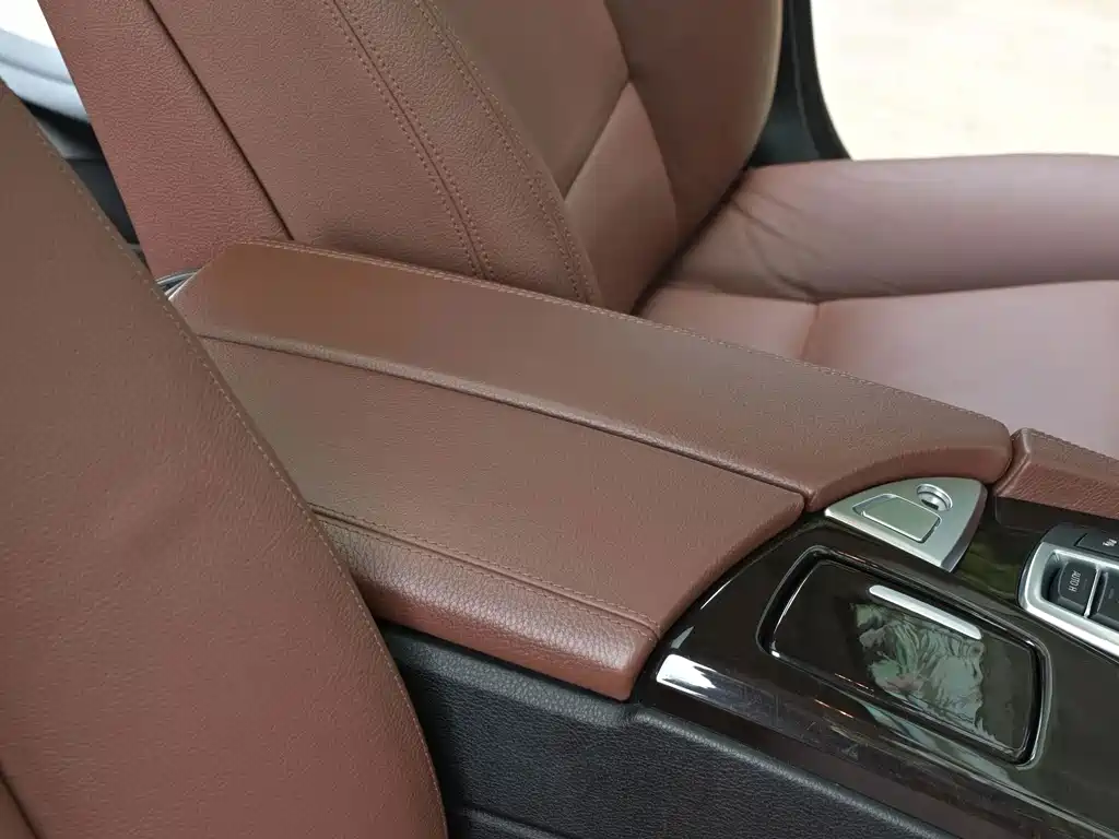 BMW 5 Series 2015 — фото 11