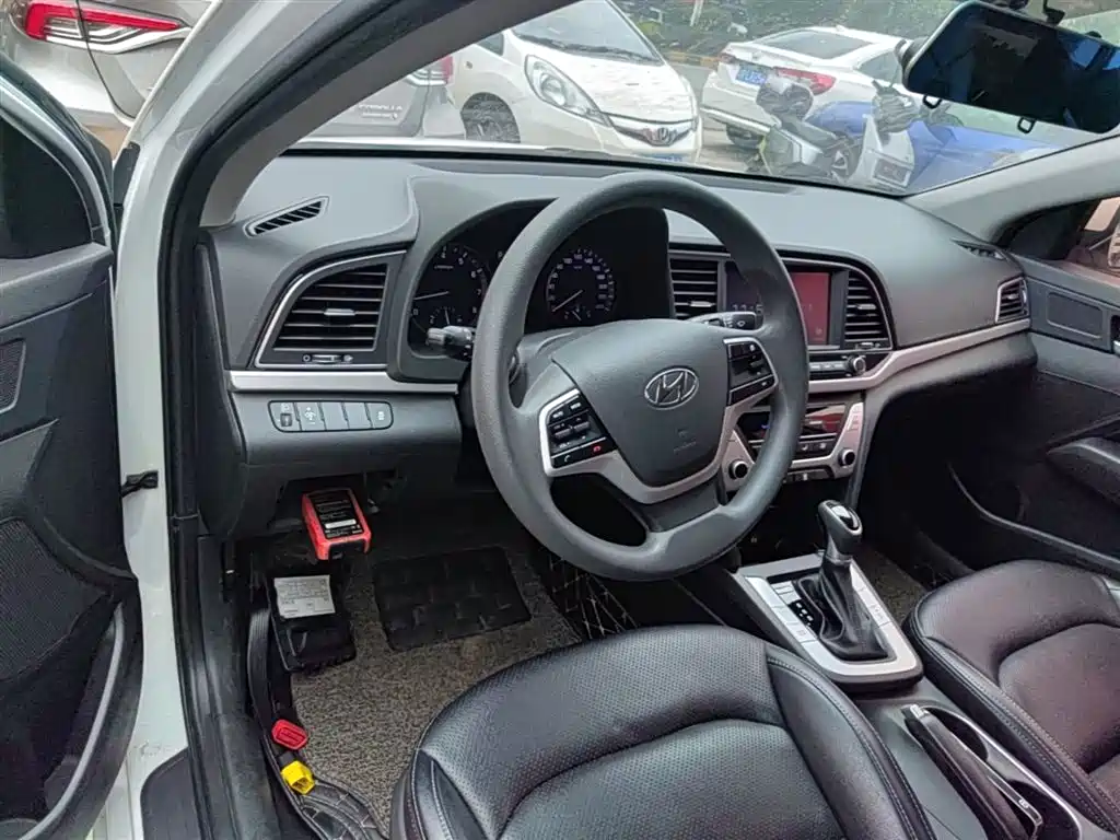 Hyundai Elantra 2019 — фото 10