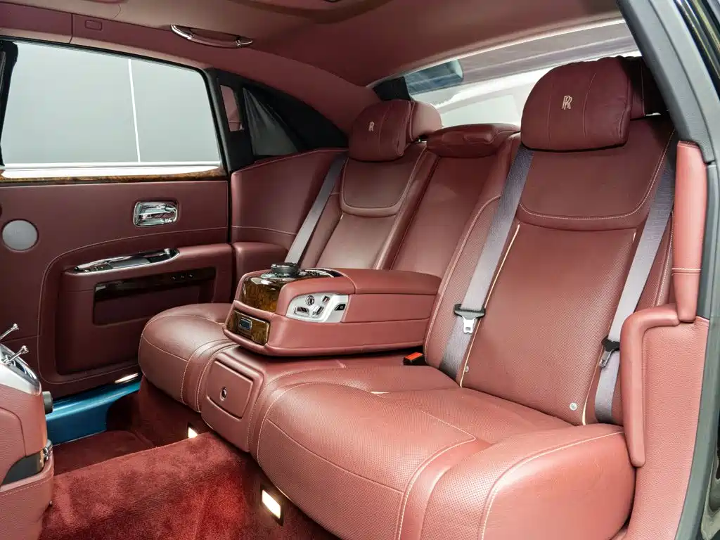 Rolls-Royce Ghost 2018 — фото 12