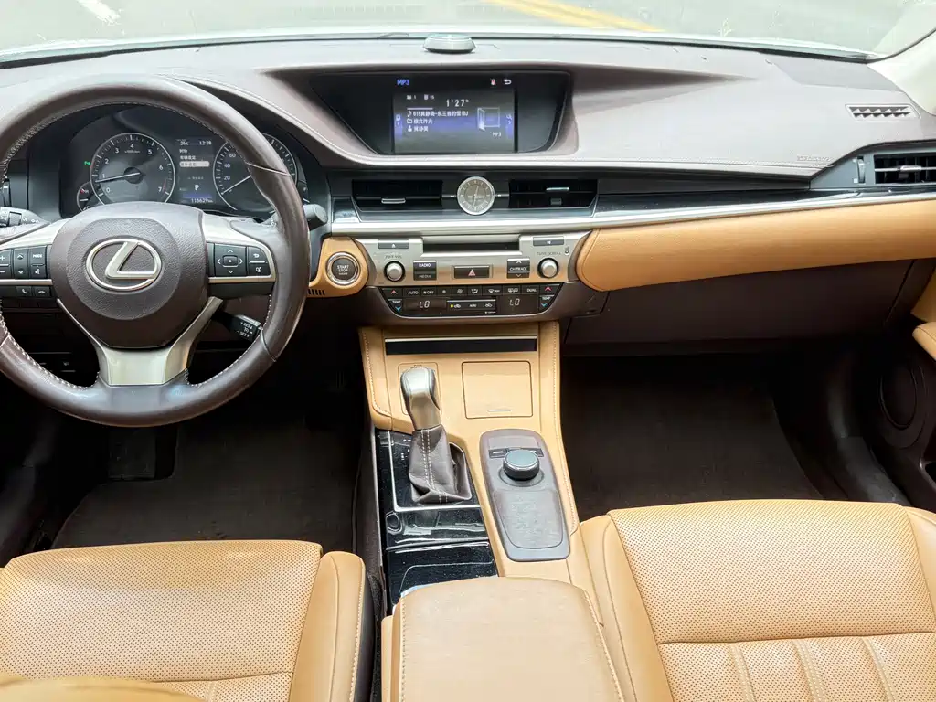 Lexus ES 2016 — фото 11
