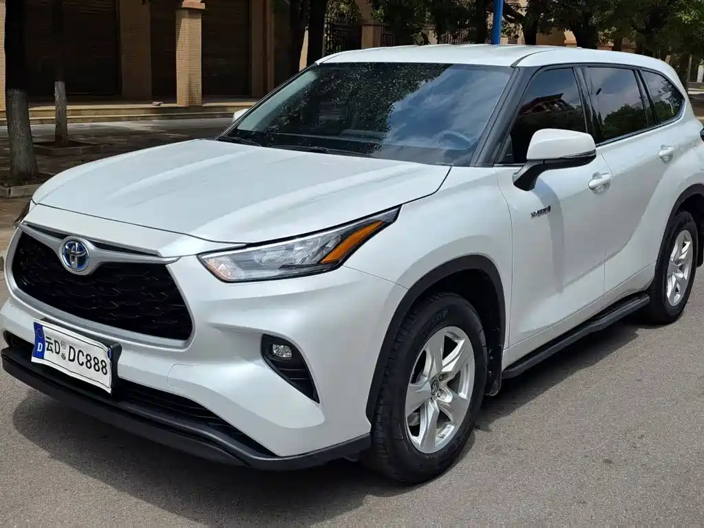 Toyota Highlander 2022 — фото 1