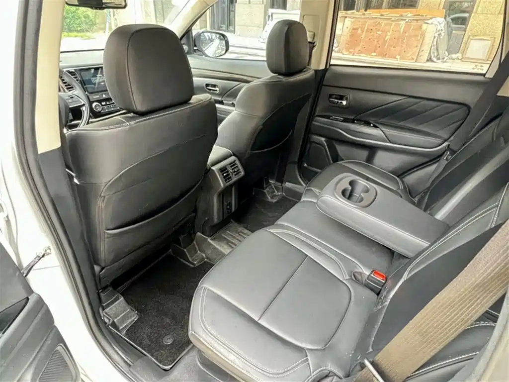 Mitsubishi Outlander 2021 — фото 17