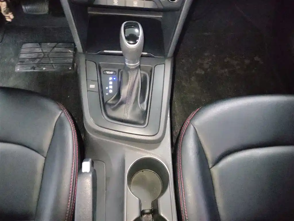 Hyundai Elantra 2018 — фото 10