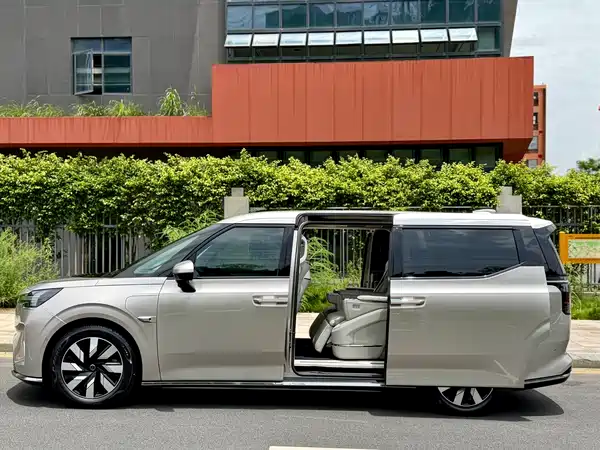 Volvo EM90 2026