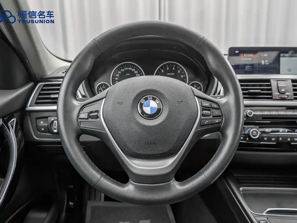 BMW 3 Series 2019 — фото 17