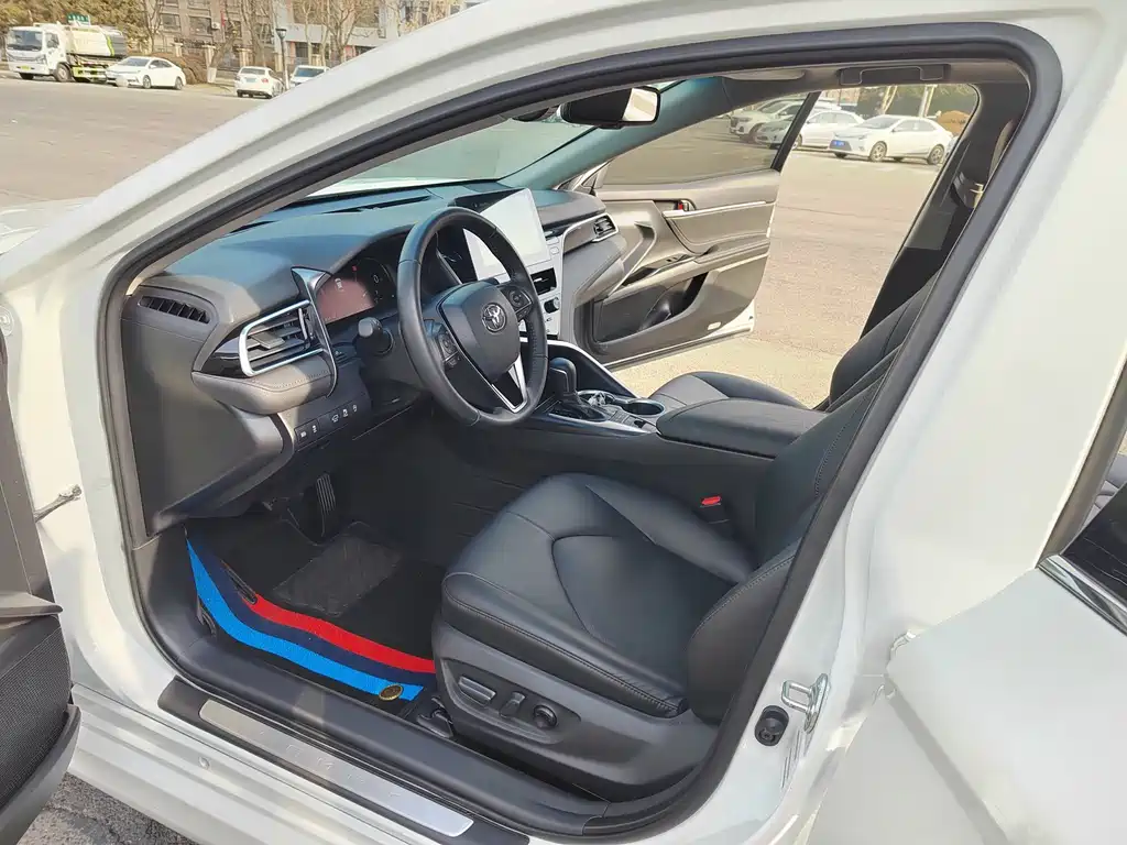 Toyota Camry 2023 — фото 17