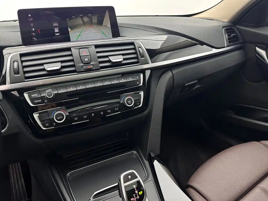 BMW 3 Series 2018 — фото 12