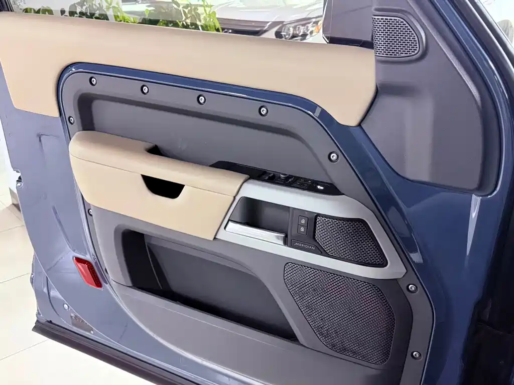 Land Rover Defender 2022 — фото 12