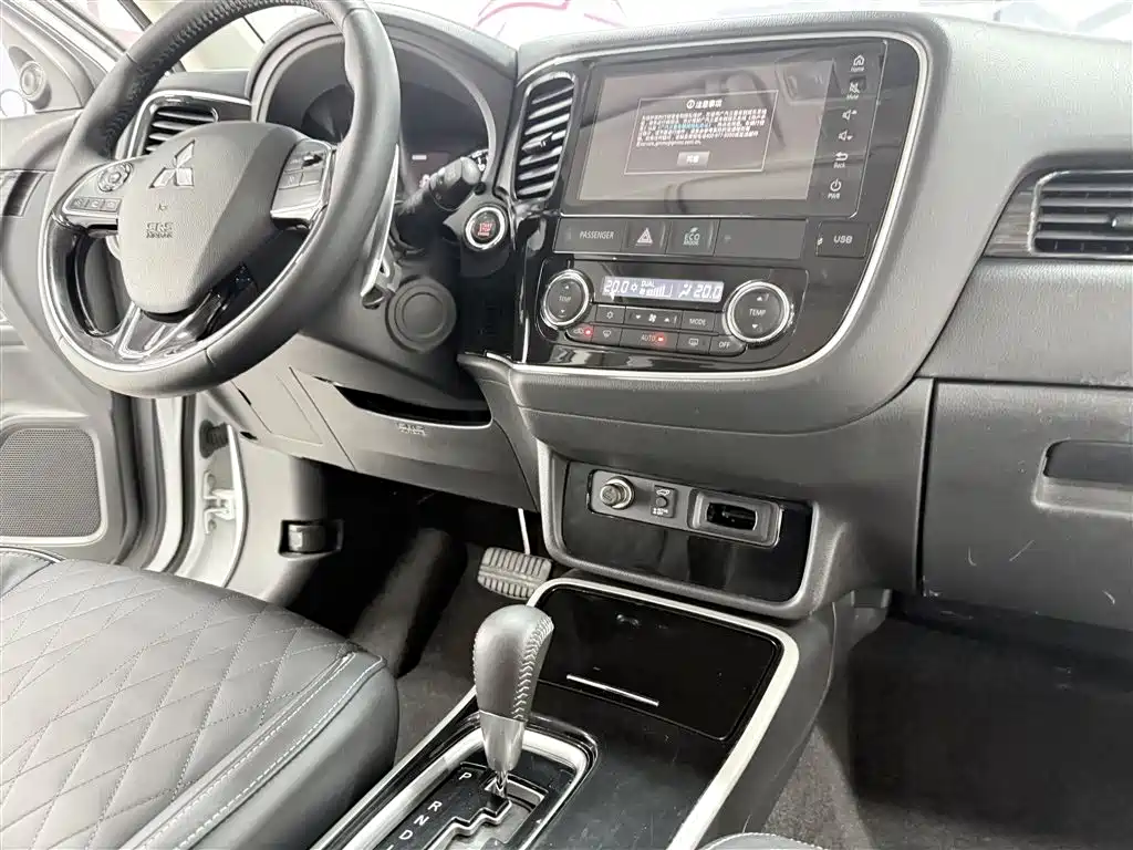 Mitsubishi Outlander 2020 — фото 17