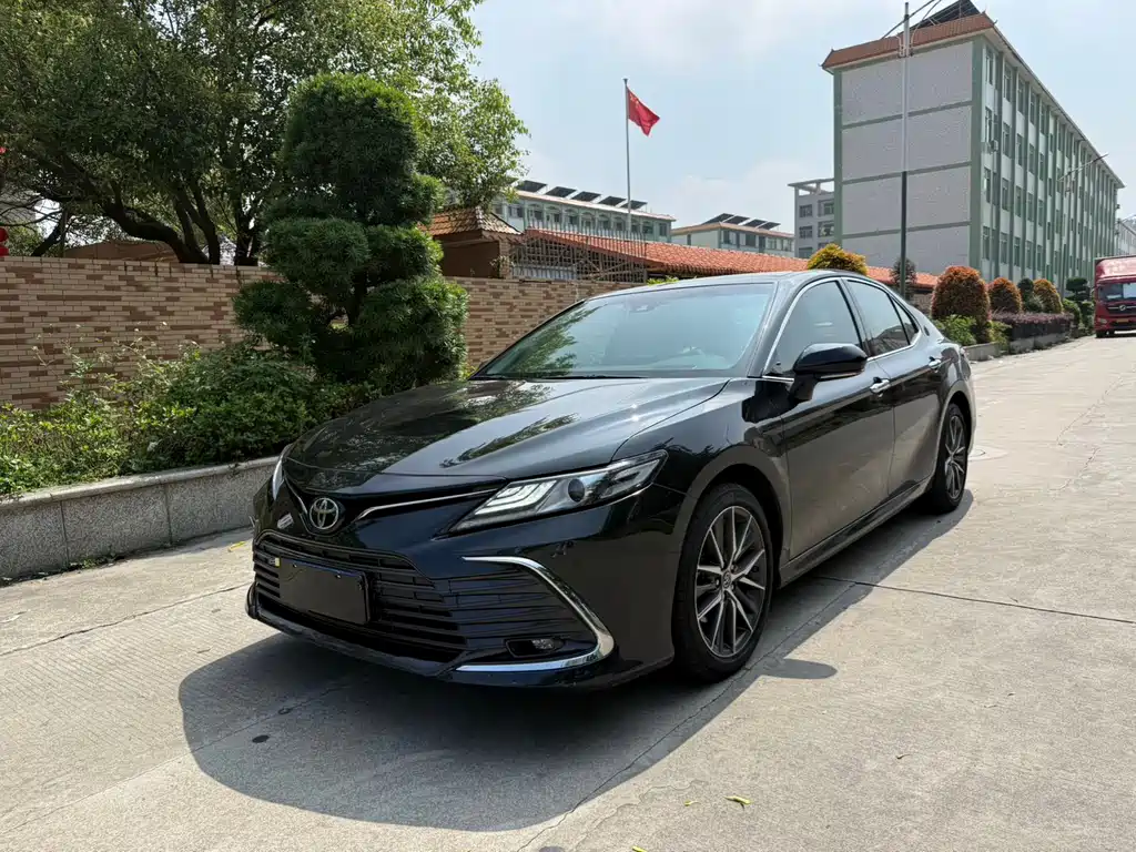 Toyota Camry 2022 — фото 1