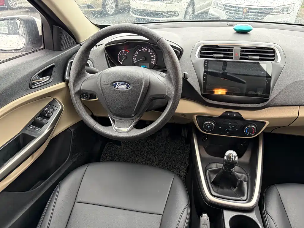 Ford Escort 2015 — фото 10