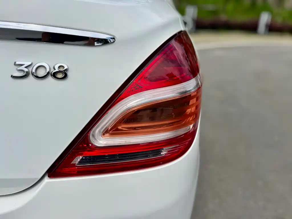 Peugeot 308 2014 — фото 27