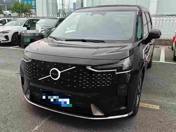 Volvo EM90 2024