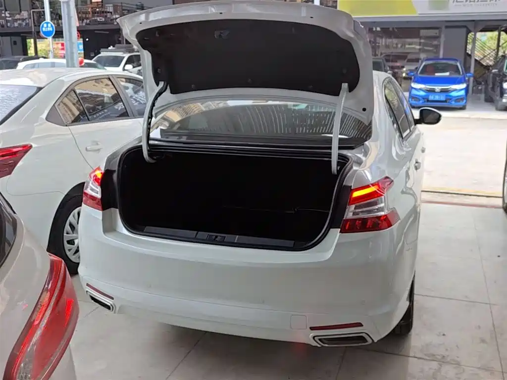 Peugeot 408 2018 — фото 19