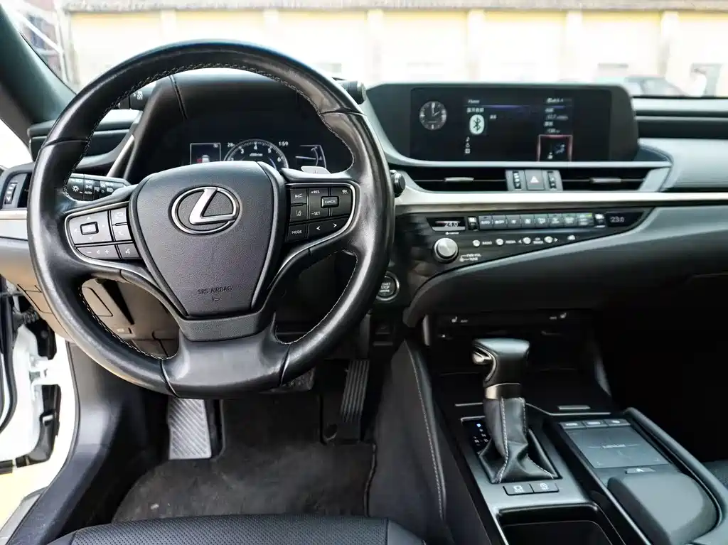 Lexus ES 2020 — фото 13