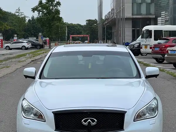 Infiniti Q70 2015