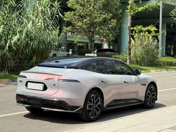 Avatr 06 2025