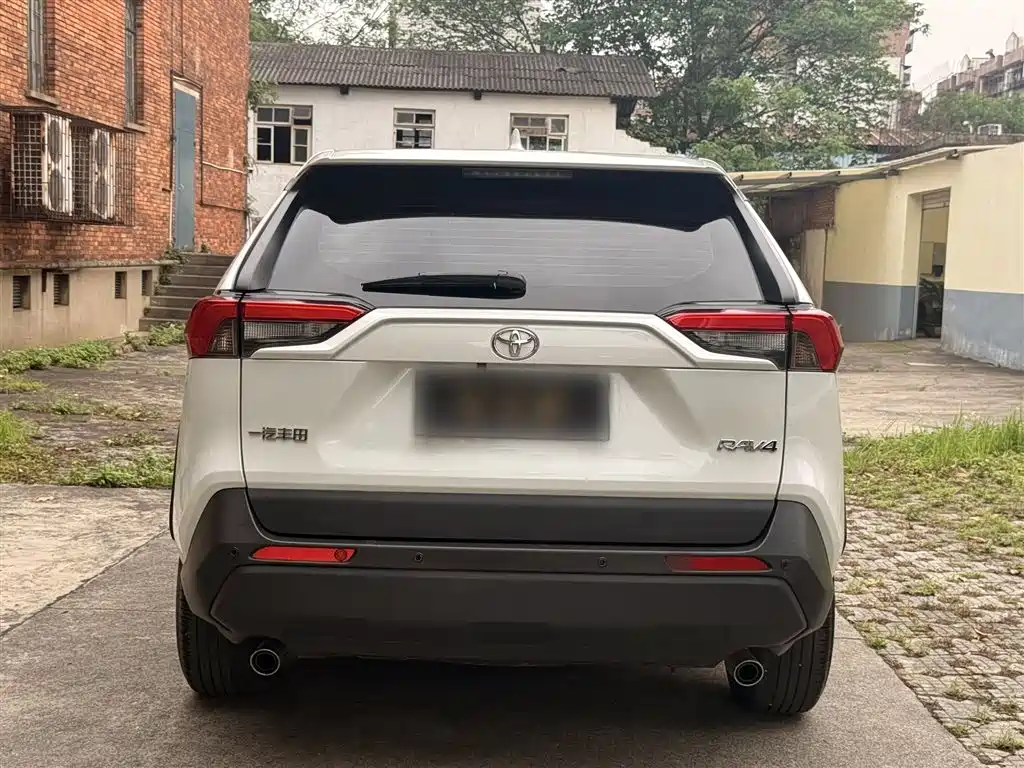 Toyota RAV4 2023 — фото 11