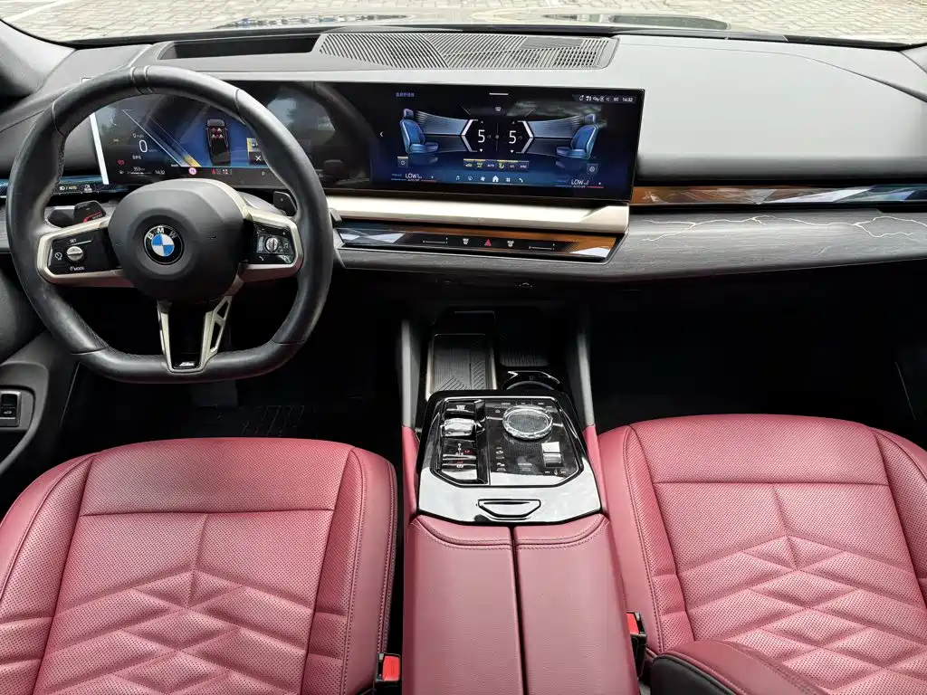BMW 5 Series 2025 — фото 14
