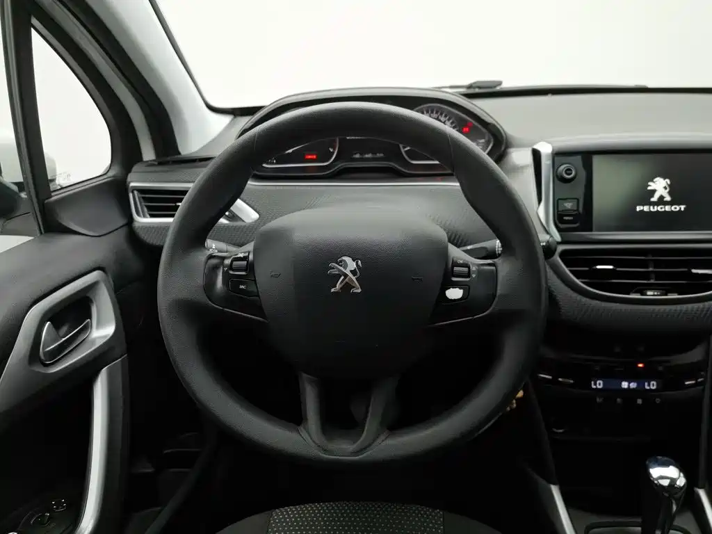 Peugeot 2008 2015 — фото 11