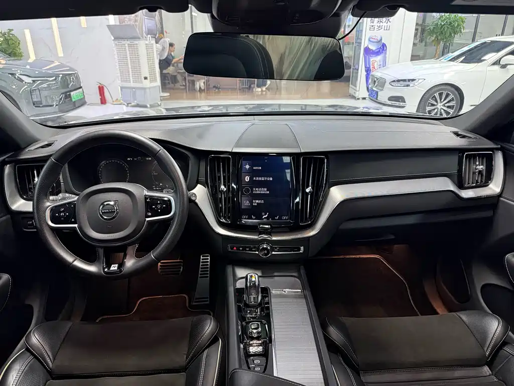 Volvo XC60 Plug-In Hybrid 2018 — фото 11