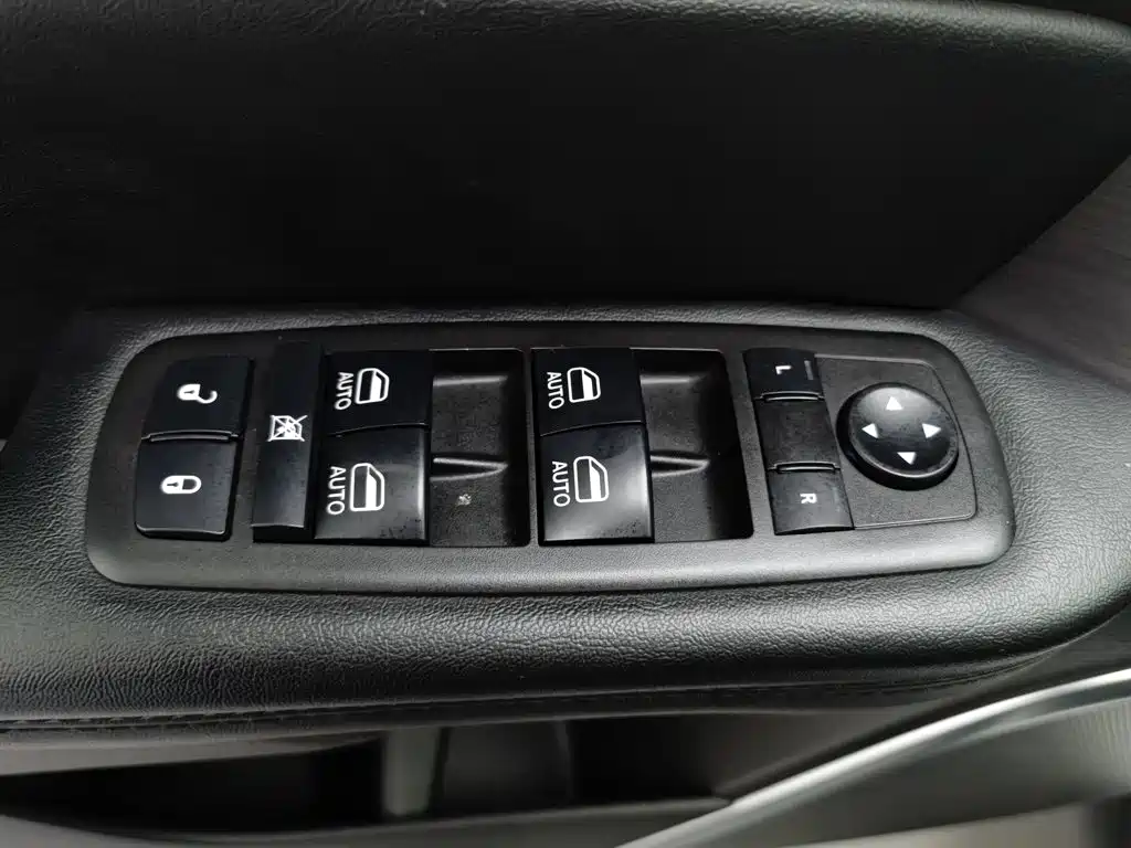 Jeep Grand Commander 2020 — фото 9