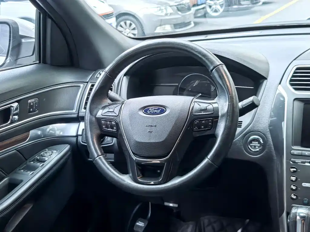 Ford Explorer 2019 — фото 20