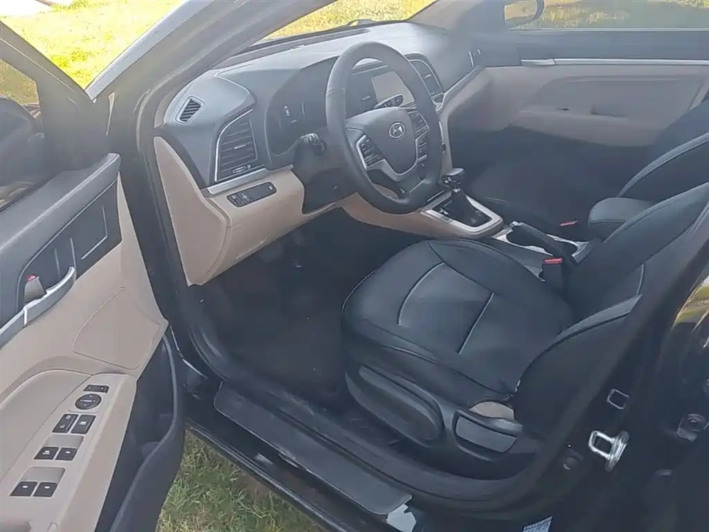 Hyundai Elantra 2018 — фото 12