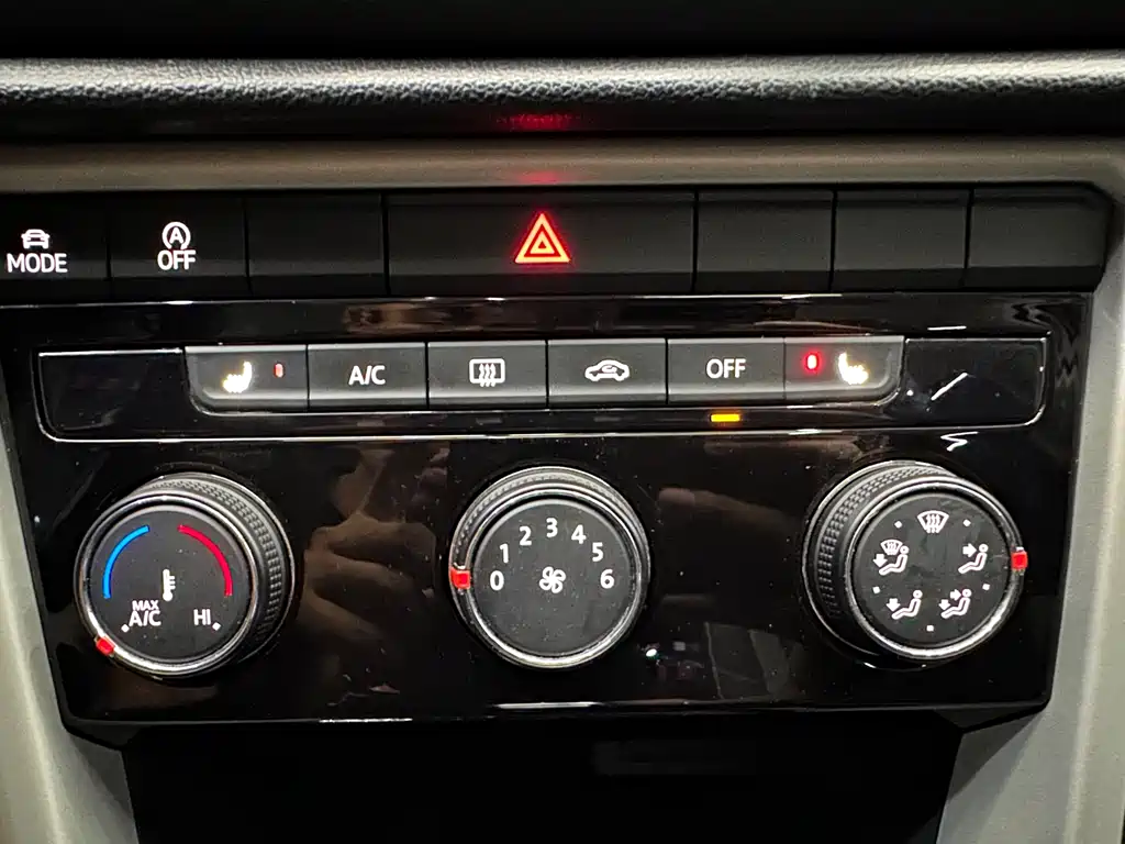 Volkswagen T-Roc 2023 — фото 15
