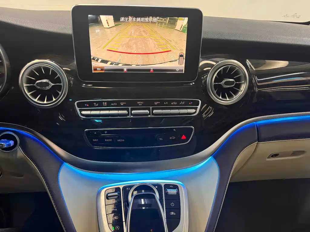 Mercedes-Benz V-Class 2020 — фото 24