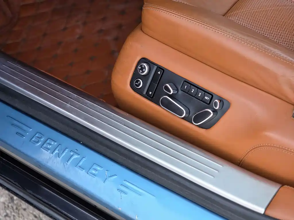Bentley Flying Spur 2011 — фото 16