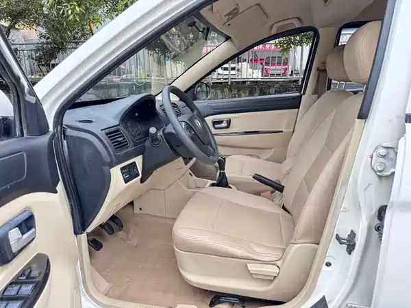 Dongfeng Fengguang 360 2015