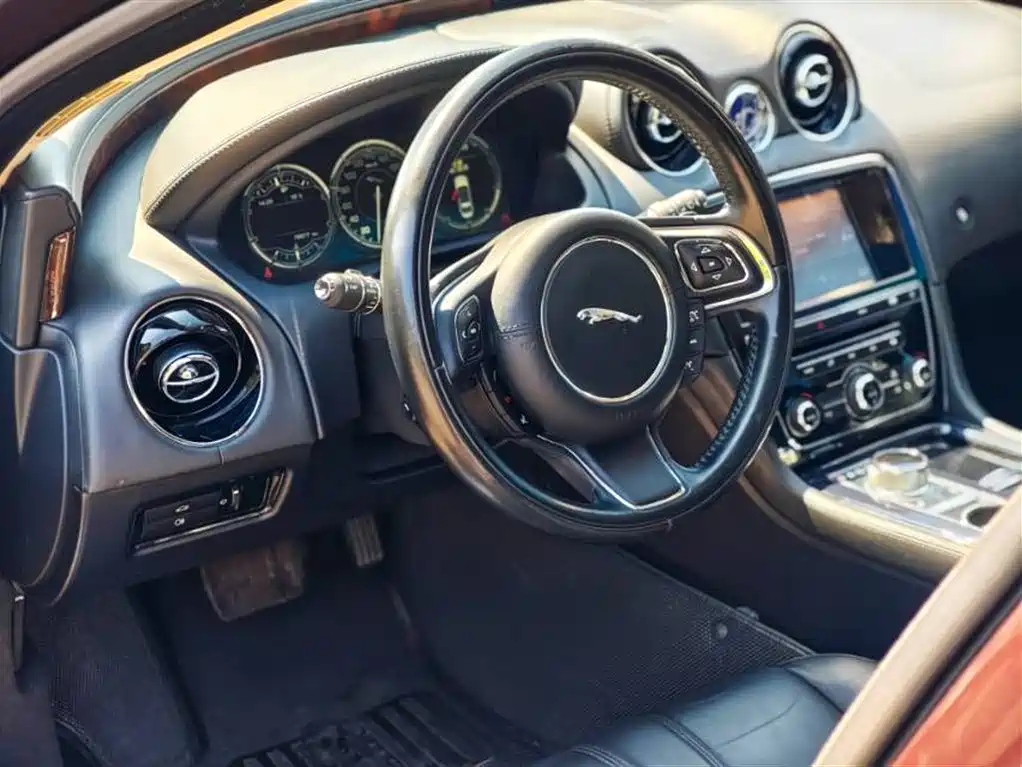 Jaguar XJ 2012 — фото 11