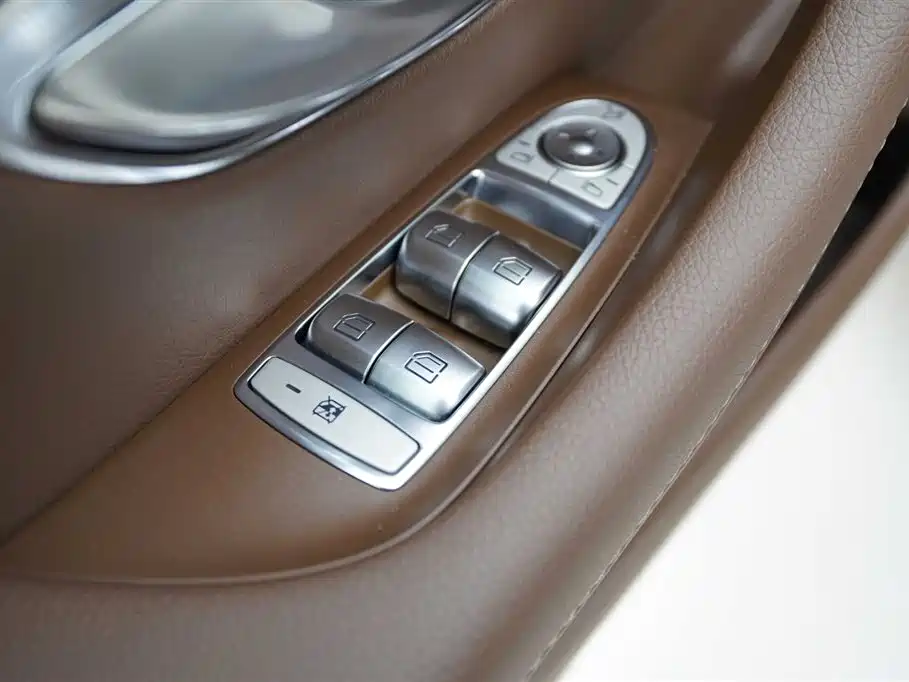 Mercedes-Benz E-Class 2023 — фото 10