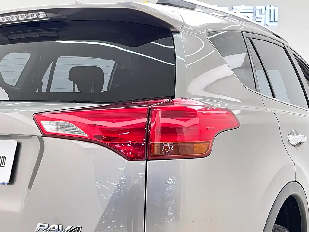Toyota RAV4 2015 — фото 19