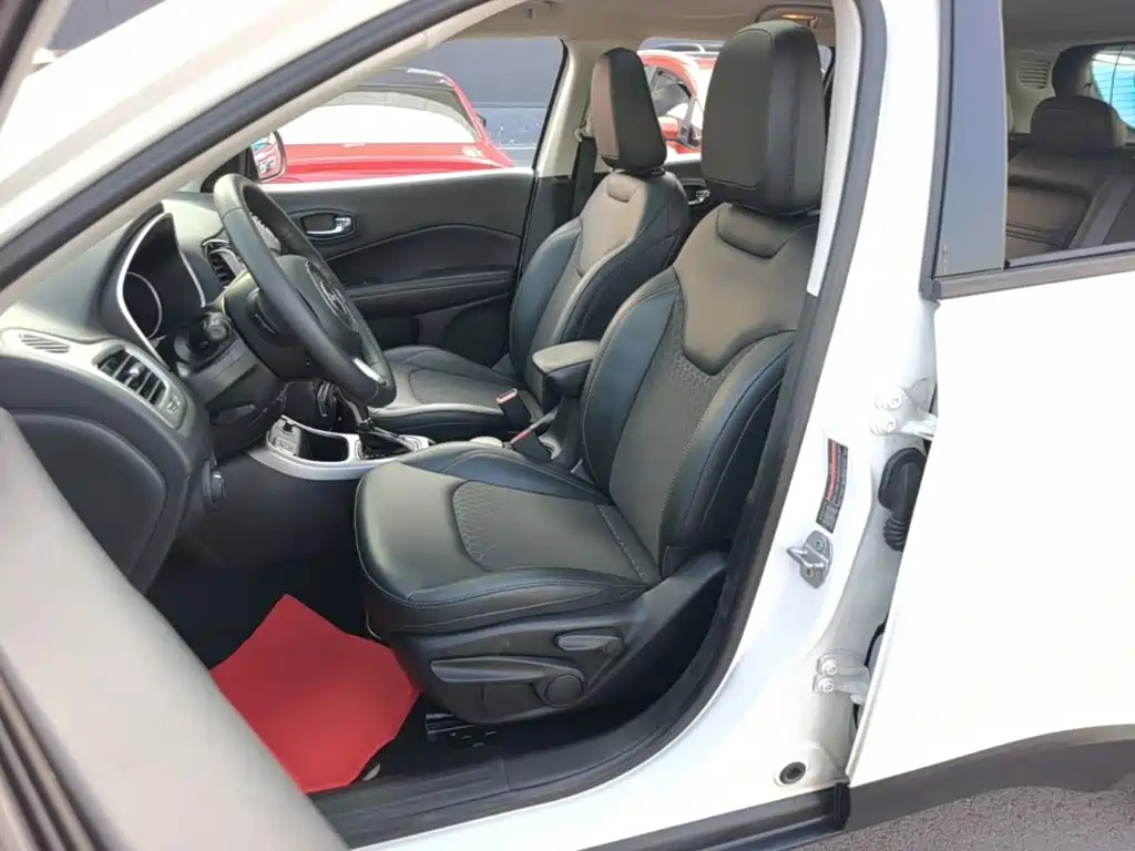 Jeep Compass 2018 — фото 15
