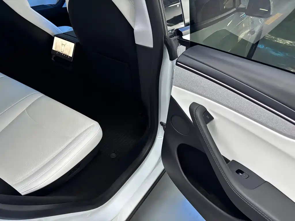 Tesla Model Y 2025 — фото 11