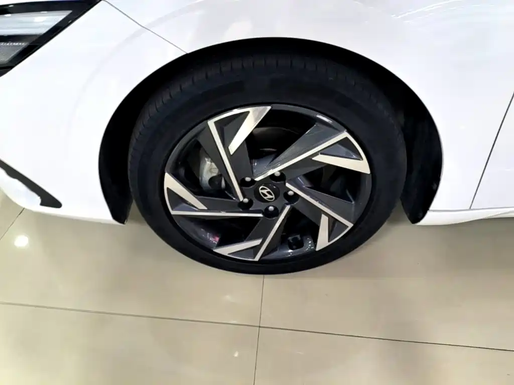 Hyundai Elantra 2023 — фото 23