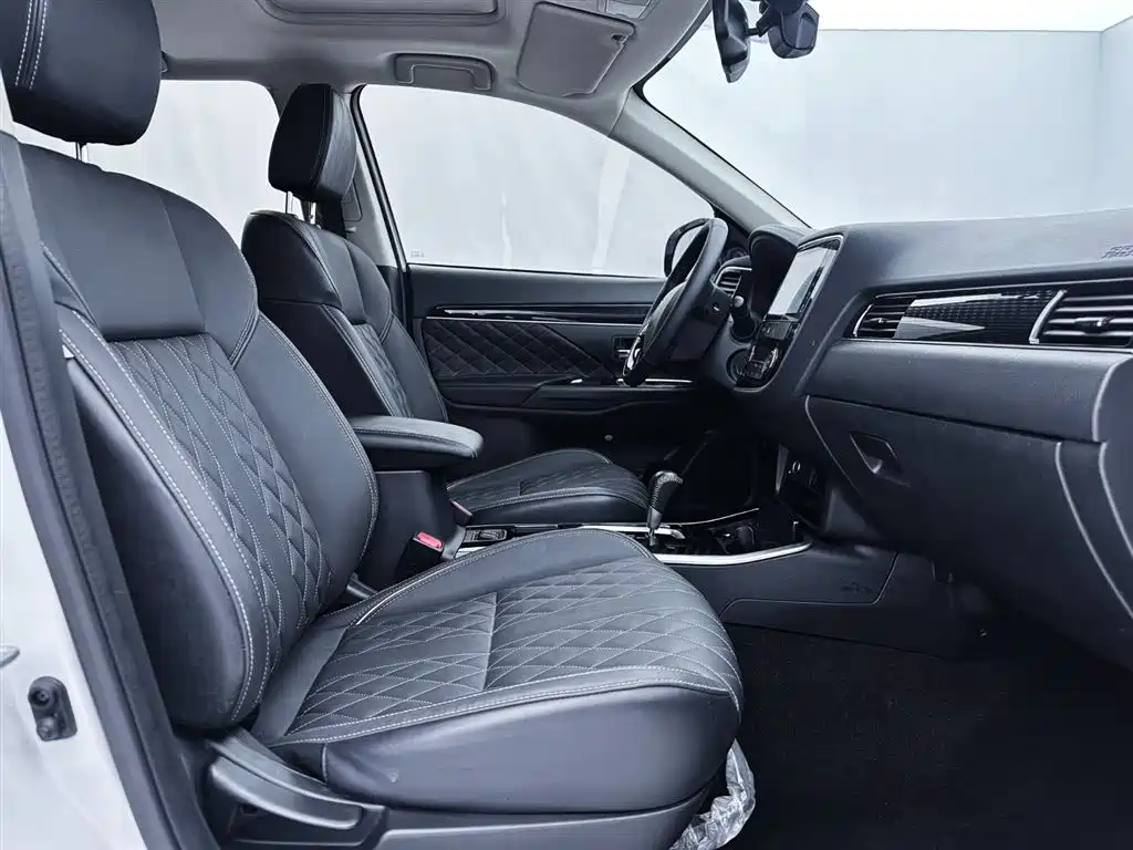 Mitsubishi Outlander 2021 — фото 15