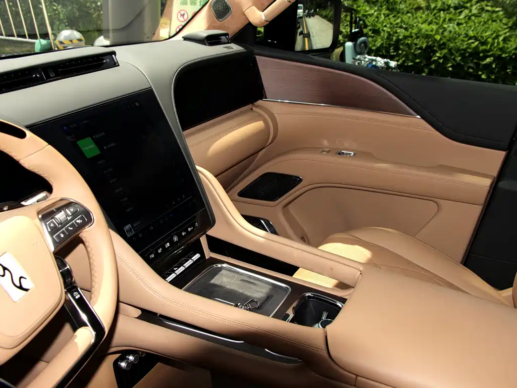 Yangwang U8 L 2026 — фото 15